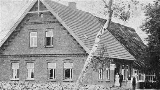 Ein Foto um 1900 vom Gasthof Fitschen, der hintere Bereich war damals noch reetgedeckt.