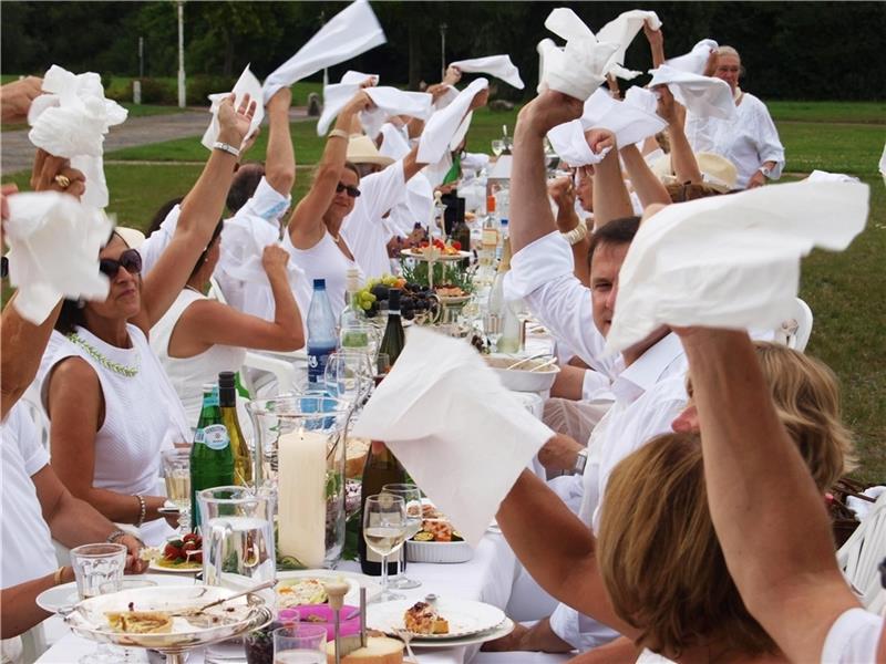 Ein Foto vom Dîner en blanc aus den Vorjahren.