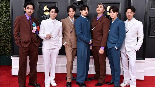 Ein Foto vor ihrer mehrjährigen Pause: BTS bei den Grammy Awards 2022. (Archivbild)