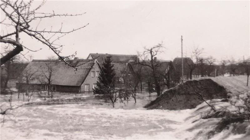 Ein Foto zeigt einen Durchbruch in der Gemeinde Borstel bei der Sturmflut 1962.