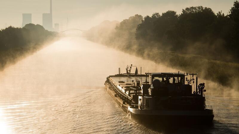 Schiffe kollidieren auf Mittellandkanal - Sechs Verletzte Ein Frachtbinnenschiff und ein Ausflugsschiff waren nach Angaben der Feuerwehr bei einem Überholmanöver auf dem Mittellandkanal zusammengestoßen. (Symbolbild)