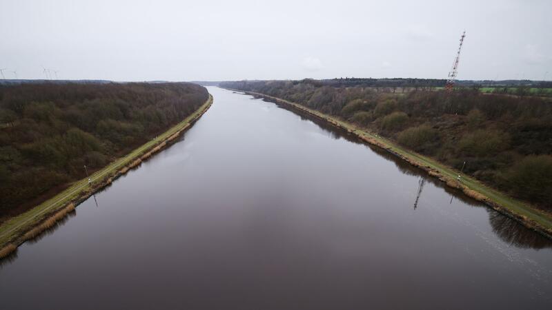 Nord-Ostsee-Kanal: Frachter fährt in Böschung Ein Frachter ist mehrmals in die Böschung gefahren - verletzt wurde niemand. (Symbolbild)