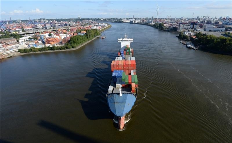 Ein Frachter verlässt den Hafen Richtung Nordsee. Damit genug Wasser unterm Kiel bleibt, muss ständig gebaggert werden. Foto Reinhardt/dpa