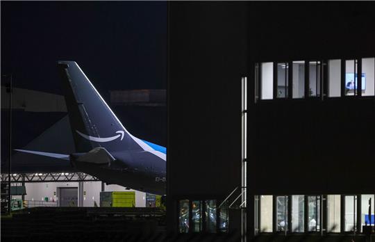 Ein Frachtflugzeug von Amazon Prime steht neben einem Bürogebäude auf dem Flughafen Leipzig-Halle.
