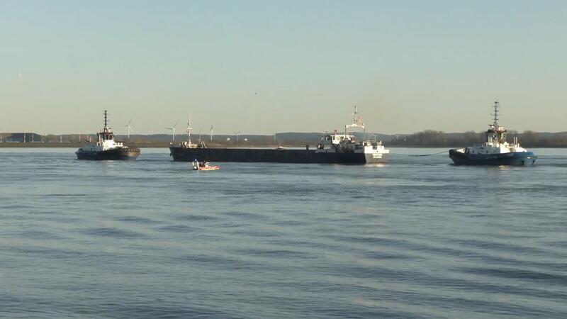 Ein Frachtschiff hat auf der Hamburger Elbe mutmaßlich einen Maschinenschaden erlitten.