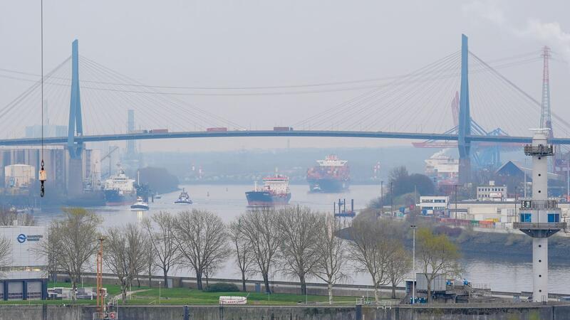 Leonhard will Pläne für neue Köhlbrandquerung präsentieren Ein Frachtschiff (vorne) und das Hapag-Lloyd Containerschiff „Potomac Express“ fahren unter der Köhlbrandbrücke her.