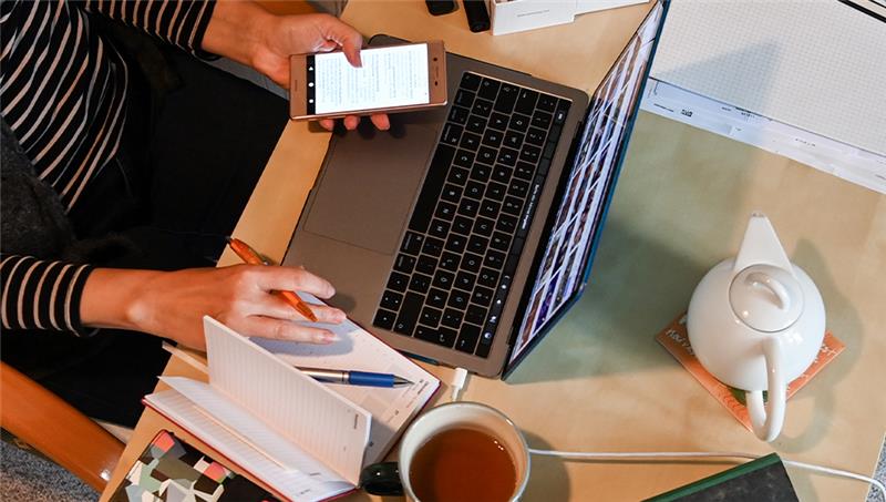 Winter ist Homeoffice-Zeit: Welche Regeln gelten? Ein Frau arbeitet in Homeoffice. Foto: Jens Kalaene/dpa-Zentralbild/dpa