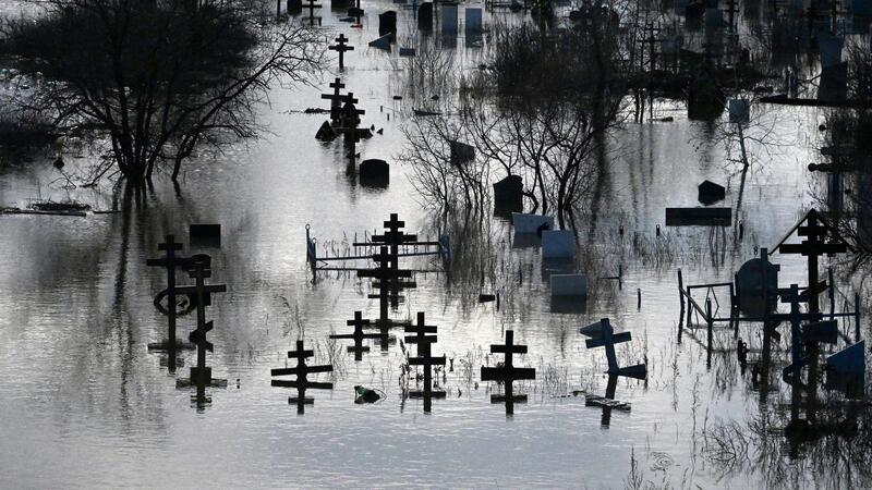 Lage in Russlands Hochwassergebieten weiter angespannt Ein Friedhof in Orsk in Russland steht unter Wasser.