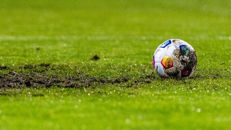 Hansa Rostock mit Remis im Test gegen Lübeck Ein Fußball liegt am Elfmeterpunkt im matschigen Rasen.