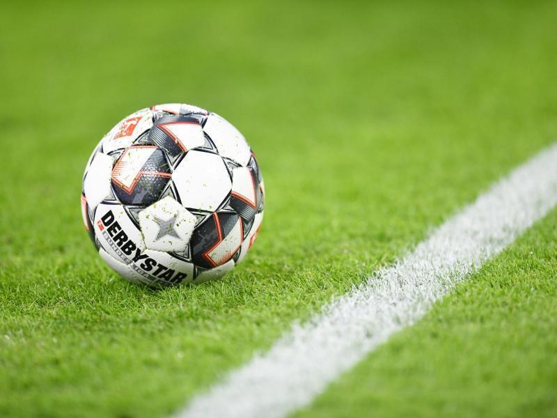 A/O: Zwei personelle Glücksgriffe Ein Fußball liegt auf dem Rasen. Foto: Tobias Hase/dpa/Symbolbild