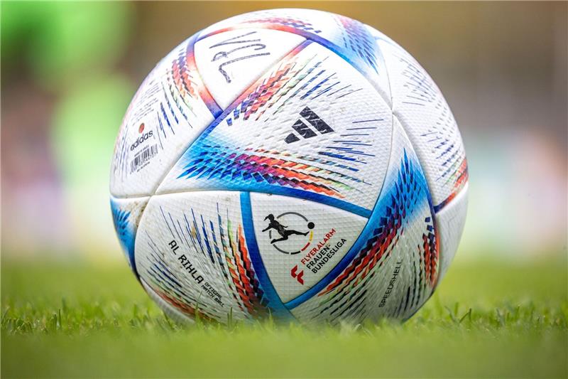 O/O-Frauen schlagen den Letzten Ein Fußball liegt auf dem Rasen bereit.