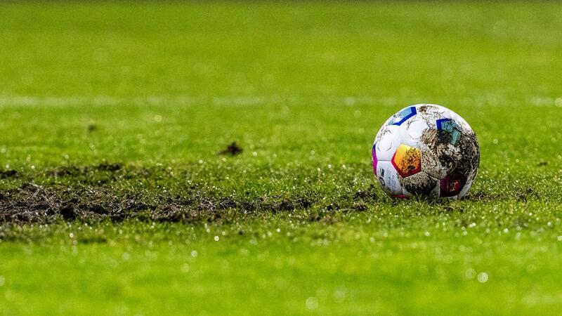 Coach: „Unentschieden, auf dem wir total aufbauen können“ Ein Fußball liegt auf einem Spielfeld.