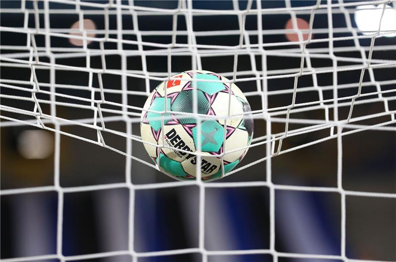 SG Lühe spielt Sonnabend den Vollmers-Cup Ein Fußball liegt vor der Partie im Netz.