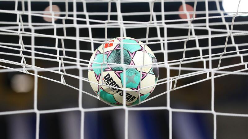 Ein Fußball liegt vor der Partie im Netz.