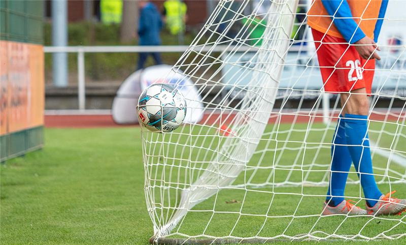 Ein Fußballer des Bezirksligisten FC Eintracht Cuxhaven soll beim Auswärtsspiel gegen die SV Drochtersen/Assel III rassistisch beleidigt worden sein. D/A bezweifelt die Vorwürfe. Symbolbild: Struwe/picselweb.de