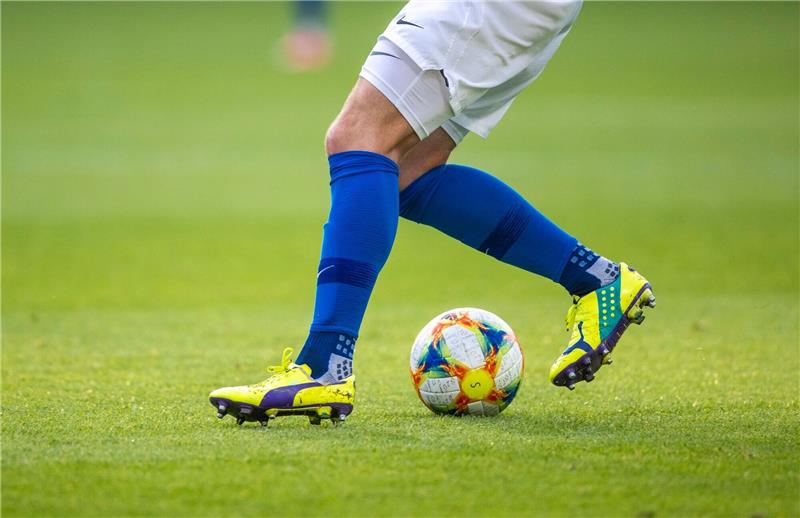 Ein Fußballspieler spielt den Ball.