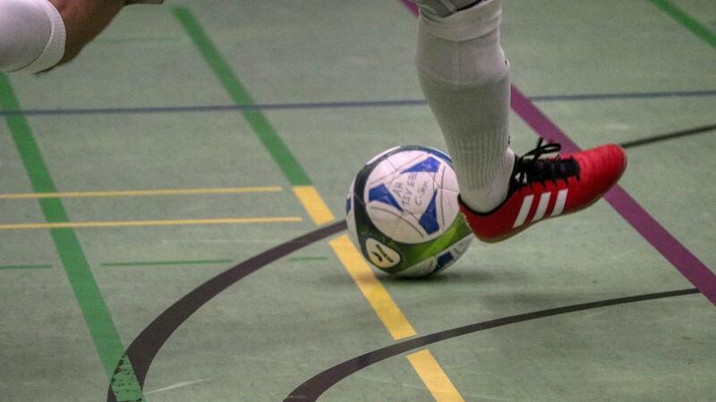 Deinster SV II gewinnt Nostalgie 2.0 Cup in Ahlerstedt Ein Fußballspieler spielt den Ball.