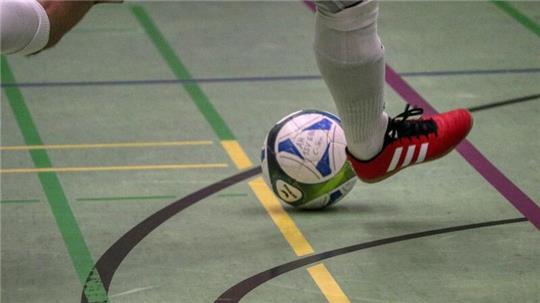 Ein Fußballspieler spielt den Ball.