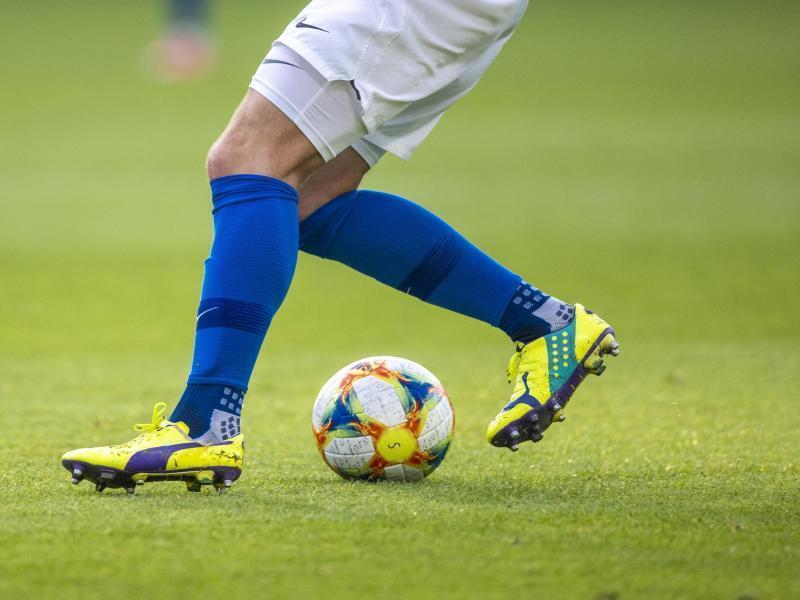 Ein Fußballspieler spielt den Ball. Foto: Jens Büttner/dpa-Zentralbild/ZB/Symbolbild