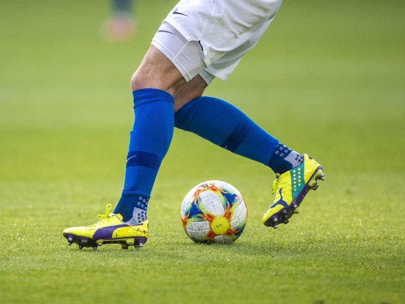 Ein Fußballspieler spielt den Ball. Foto: Jens Büttner/dpa-Zentralbild/ZB/Symbolbild