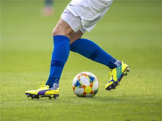 Ein Fußballspieler spielt den Ball. Foto: Jens Büttner/dpa-Zentralbild/ZB/Symbolbild