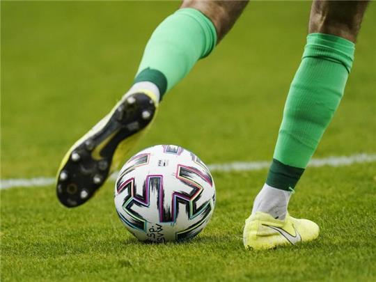 Ein Fußballspieler spielt den Ball. Foto: Uwe Anspach/dpa/Symbolbild