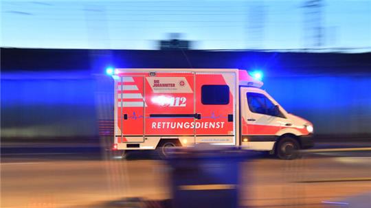 Ein Fußgänger erliegt noch am Unfallort auf der L111 seinen tödlichen Verletzungen.