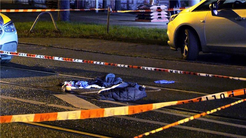 Ein Fußgänger ist von einer Straßenbahn erfasst worden. 