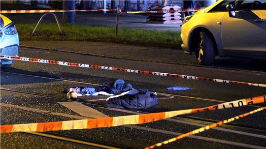 Ein Fußgänger ist von einer Straßenbahn erfasst worden. 