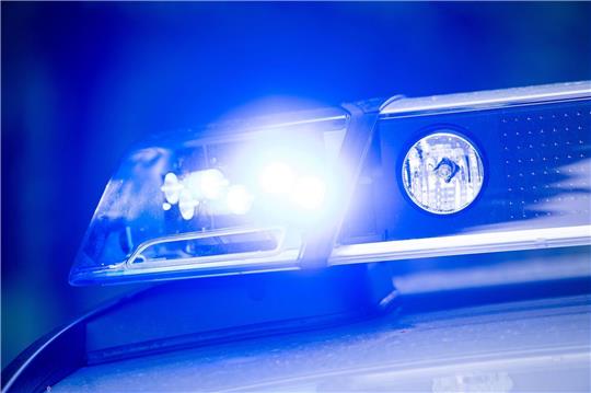 Ein Fußgänger wurde in Zeven überfallen. Die Polizei bittet um Hinweise zu der Tat (Symbolbild). Foto: Lino Mirgeler/dpa