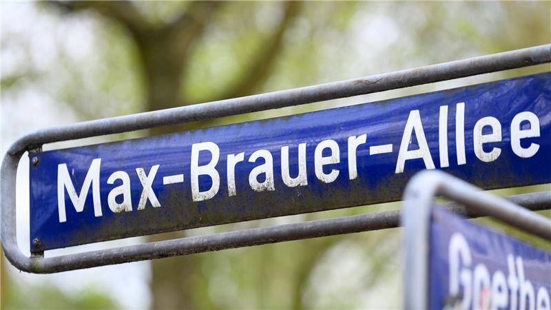 Ein Fußgänger wurde schwer verletzt, als ein Pkw ihn an einer Ampel erfasste. (Symbolbild)