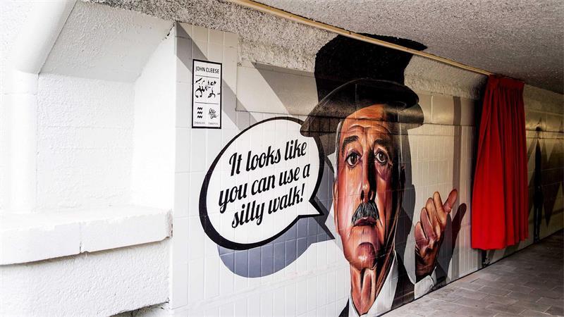 Sind lustige Gangarten bald auch in Bargteheide zu sehen? Ein Fußgängertunnel in der niederländischen Stadt Eindhoven zeigt den britischen Komiker John Cleese, den den Sketch über „komische Gangarten“ erfunden hat. (Archivbild)