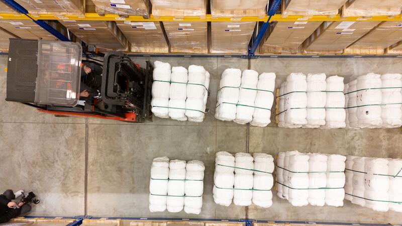 Aktivisten: Schiff mit Hilfsgütern erreicht den Gazastreifen Ein Gabelstapler verlädt im Logistikzentrum des Deutschen Roten Kreuz (DRK) Hilfsgüter für die Zivilbevölkerung im Gazastreifen.