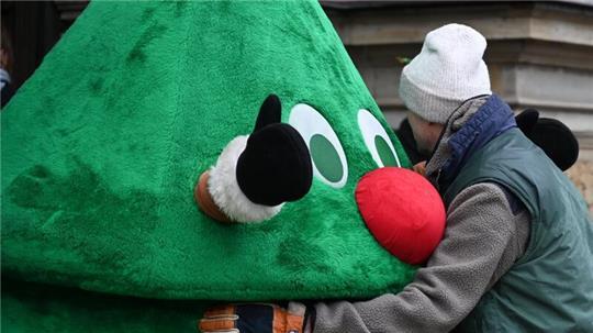 Ein Gärtner muss sich wegen Hausfriedensbruches verantworten, weil er auf einem umzäunten Kita-Gelände heimlich einen Weihnachtsbaum aufgestellt hat. Die Kita hatte sich zuvor gegen einen Baum entschieden.