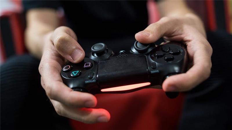 Ein Gamer spielt mit einer Playstation 4.