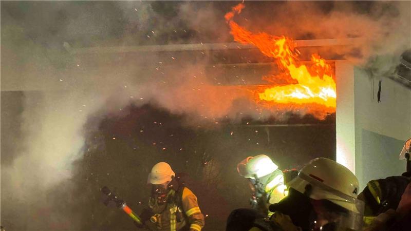 Bilanz der Silvesternacht im Kreis Stade: Schwerverletzte und hohe Schäden bei Feuern Ein Garagenbrand griff Am Ziegelkamp in Stade auf ein Wohnhaus über.
