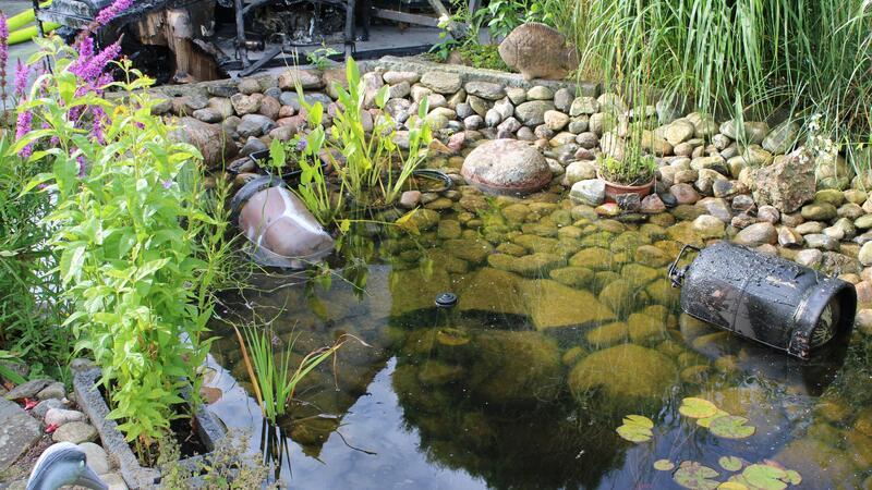 Ein Gartenteich wurde zum Kühlen der Gasflaschen benutzt.