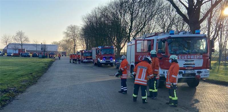 Ein Gasalarm rief die Einsatzkräfte aus Freiburg, Oederquart, Krummendeich und Wischhafen sowie der Führungsdienst Umwelt und die Fachgruppe Messen und Spüren der Kreisfeuerwehr auf den Plan. Fotos: Feuerwehr