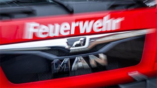 Ein Gastank erschwert die Löscharbeiten der Feuerwehr. (Symbolbild)