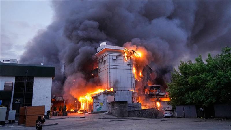 Ein Gebäude brennt nach einem russischen Raketenangriff in Kiew.
