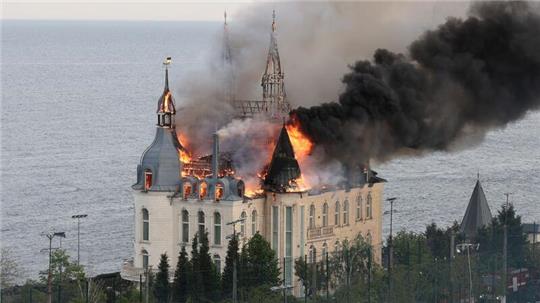 Ein Gebäude der Rechtsakademie von Odessa brennt nach einem russischen Raketenangriff.