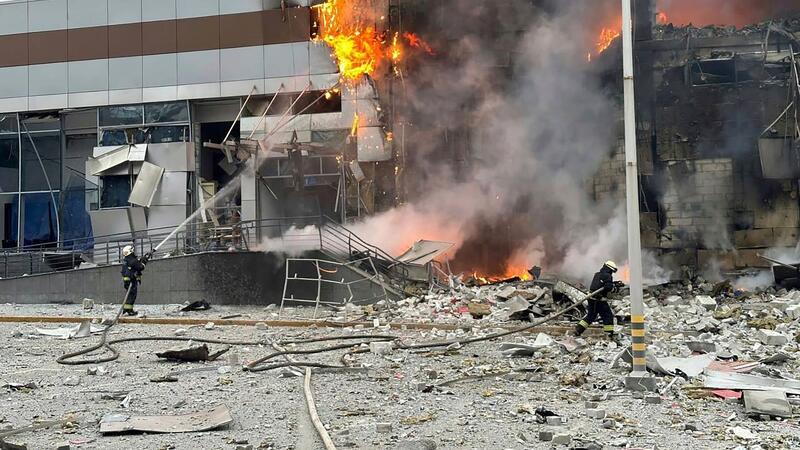 Ein Gebäude in Kiew wurde nach einem russischen Angriff beschädigt. Feuerwehrleute versuchen, das Feuer zu löschen.