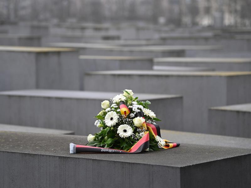 Ein Gedenkkranz liegt am Mahnmal für die ermordeten Juden Europas in Berlin. Foto: Britta Pedersen/dpa-Zentralbild/dpa