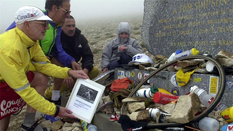 Frauen-Tour erklimmt Mythos Ventoux: „Können alles schaffen“ Ein Gedenkstein erinnert an den Tod von Tom Simpson bei der Tour de France. (Archivbild)