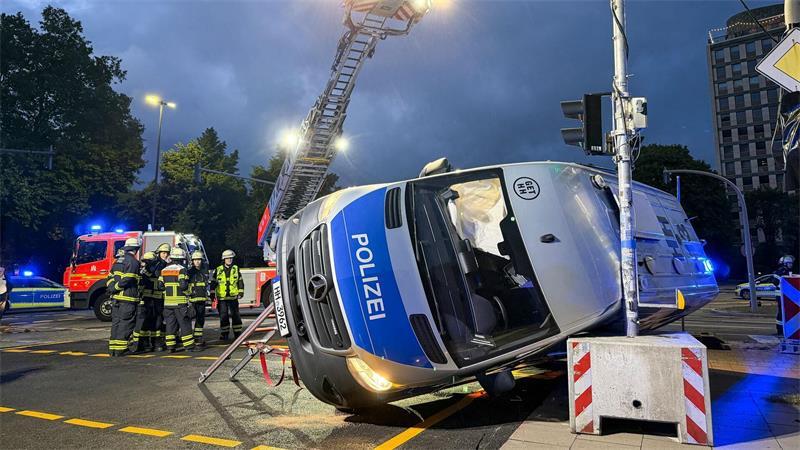 Ein Gefangenentransporter der Polizei ist nach einem Unfall in Hamburg seitlich gegen eine Ampelanlage gekippt.