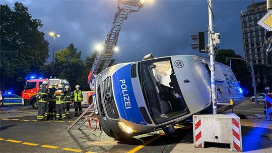 Ein Gefangenentransporter der Polizei ist nach einem Unfall in Hamburg seitlich gegen eine Ampelanlage gekippt.