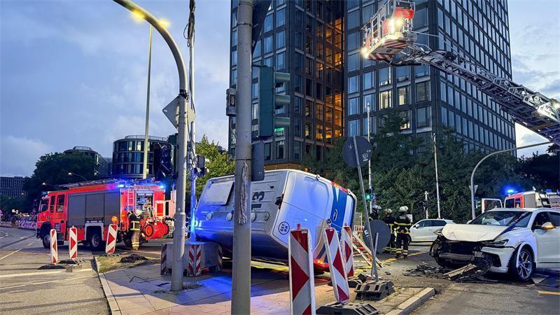Ein Gefangenentransporter der Polizei ist nach einem Unfall in Hamburg seitlich gegen eine Ampelanlage gekippt.
