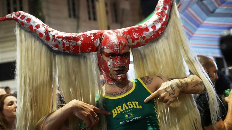 Bilder des Tages Ein Gegner des ehemaligen brasilianischen Präsidenten Jair Bolsonaro feiert auf dem Cinelandia-Platz