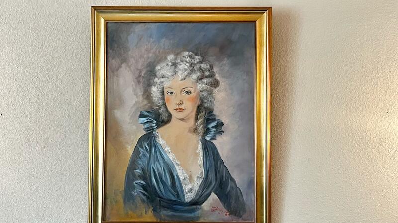 Ein Gemälde an der Wand zeigt die Namensgeberin der Stader Freimaurer-Loge: Königin Friederike von Hannover (1778 – 1841).