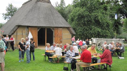 Ein Genuss: Weinfest im Museumsdorf des Vereins Bäuerliches Hauswesen in Bliedersdorf.